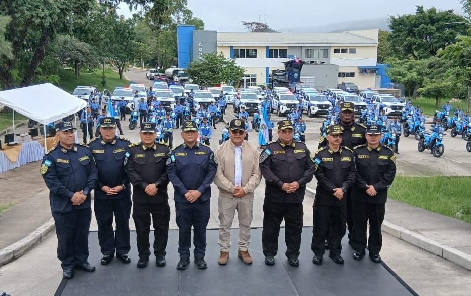 Secretaría de Seguridad entrega motocicletas, radiopatrullas y equipo informático a unidades policiales